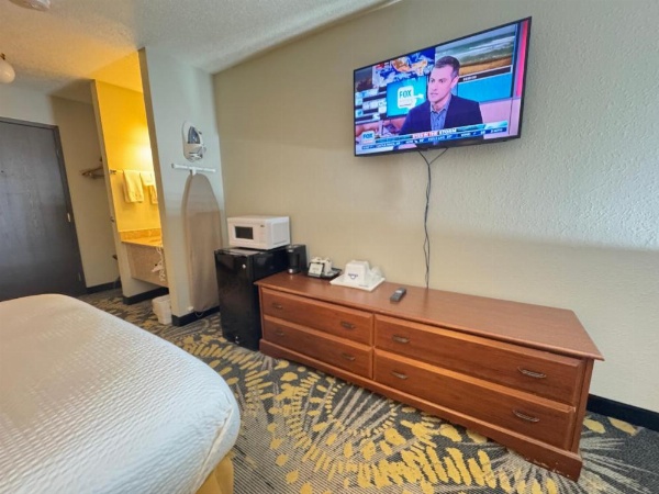 Days Inn by Wyndham Salina I-70 image 10