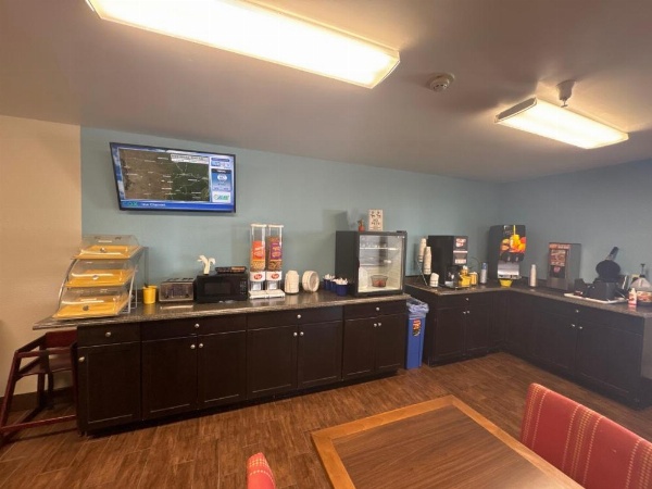 Days Inn by Wyndham Salina I-70 image 17