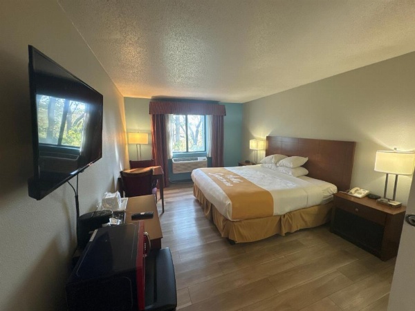 Days Inn by Wyndham Salina I-70 image 21