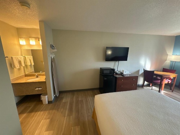 Days Inn by Wyndham Salina I-70 image 25