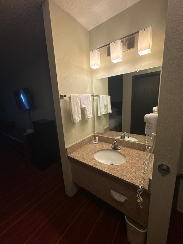 Days Inn by Wyndham Salina I-70 image 6